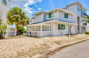 Read more about the article NEW TO THE MARKET:  300 BAY PLAZA, TREASURE ISLAND, FL 33706